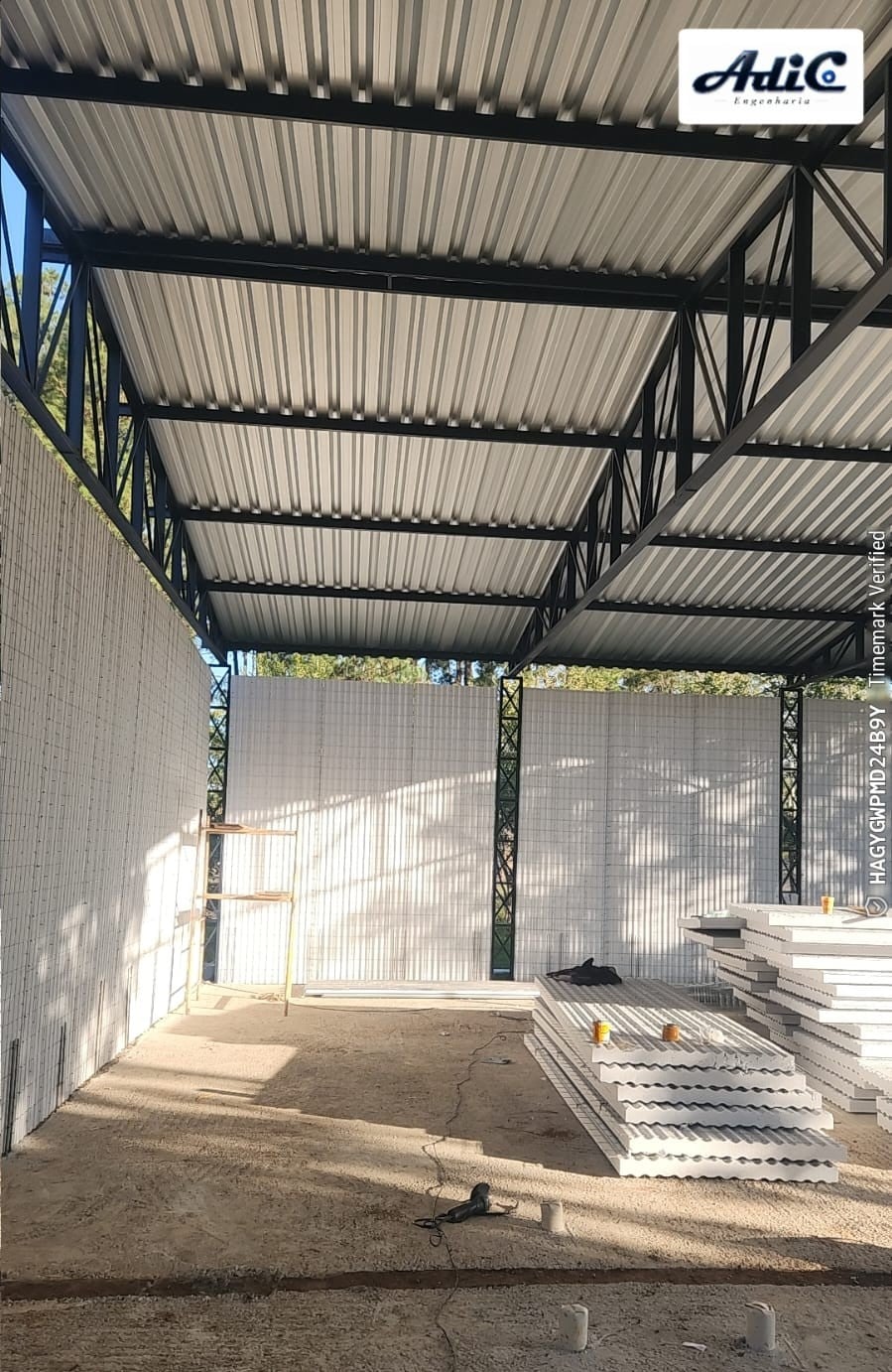 Painéis monolíticos em EPS instalados em uma estrutura de obra.